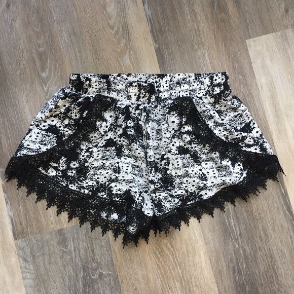 Black White Daisy Print Crochet Trim Shorts - Picture 1 of 3