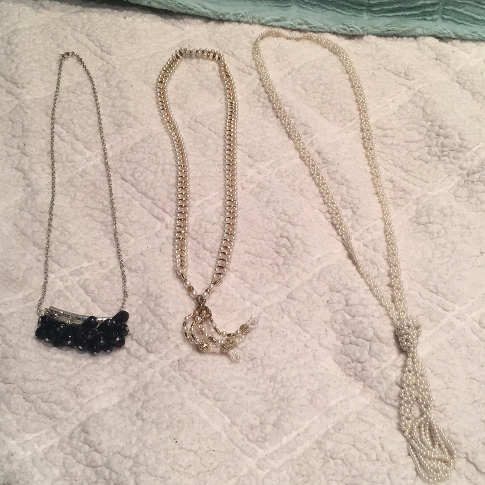 3 necklaces lot.