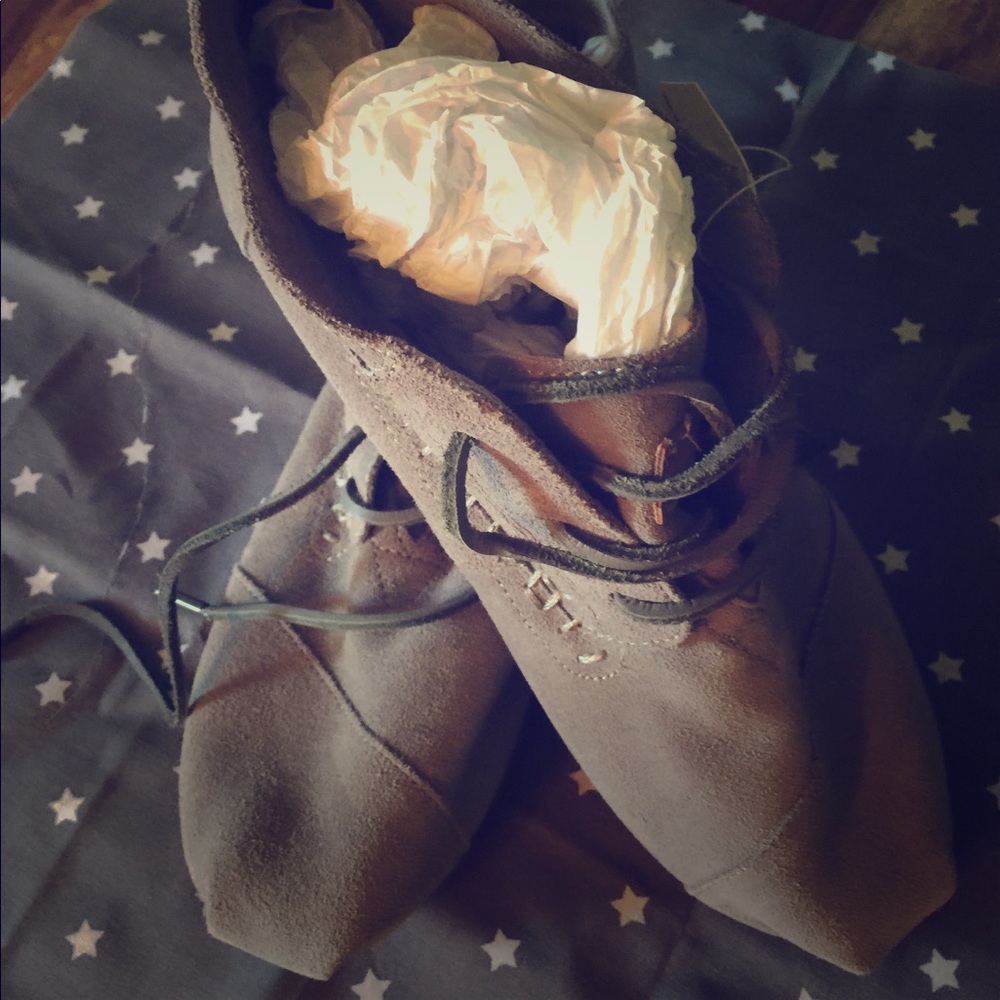 Toms Booties NWT