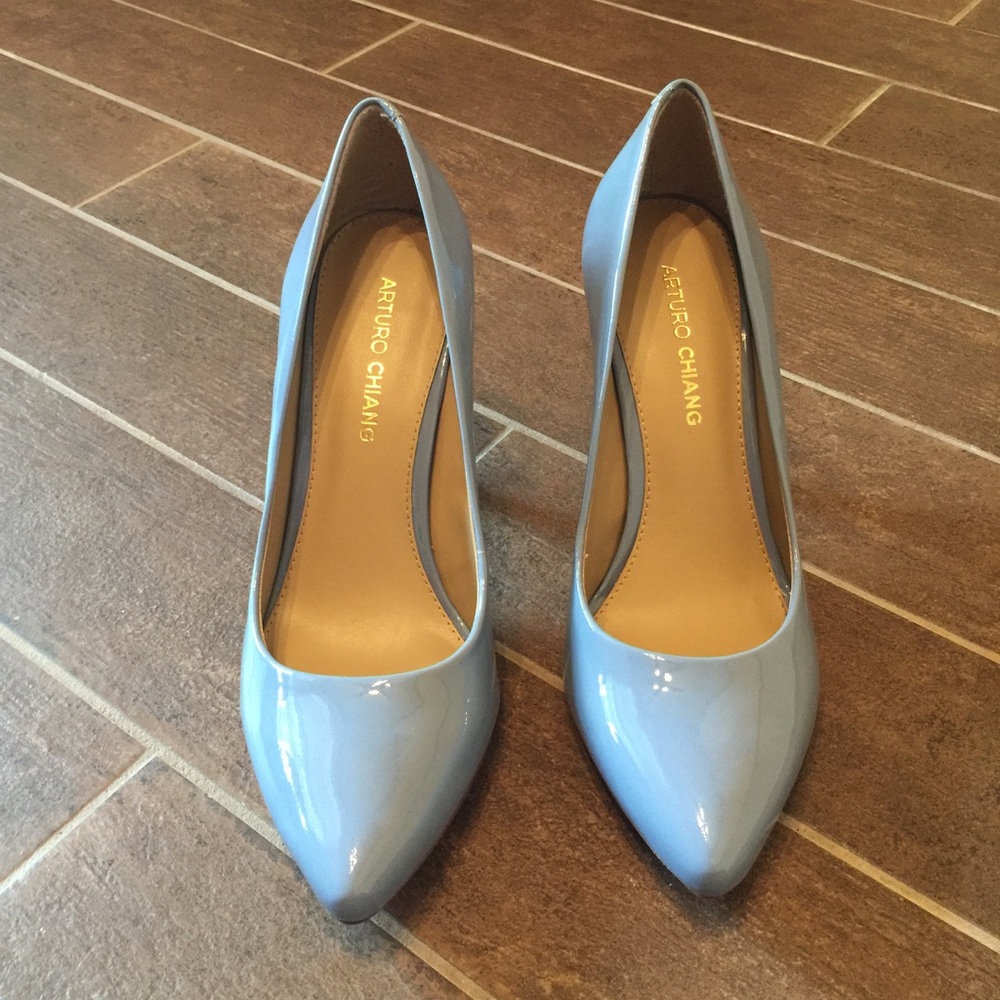 NWOT Arturo Chiang periwinkle heels