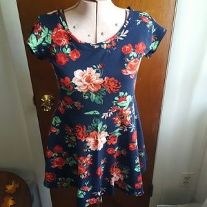 Short sleeve floral dress w/ back cut out