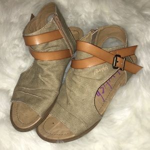 Blowfish Bella Sandals SIZE 9