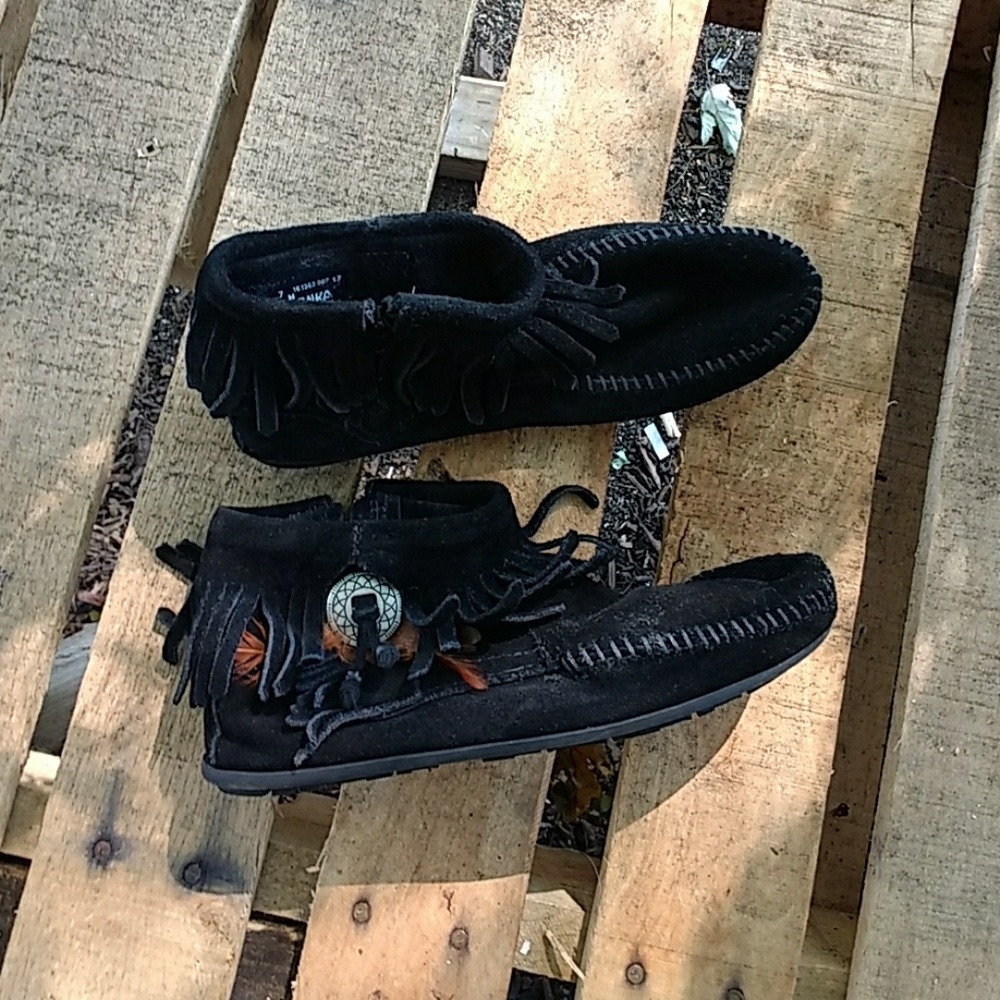 Minnetonka shoes size 7