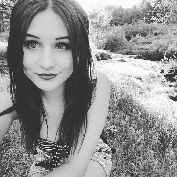 Meet your Posher, Julie - Picture 1 of 1