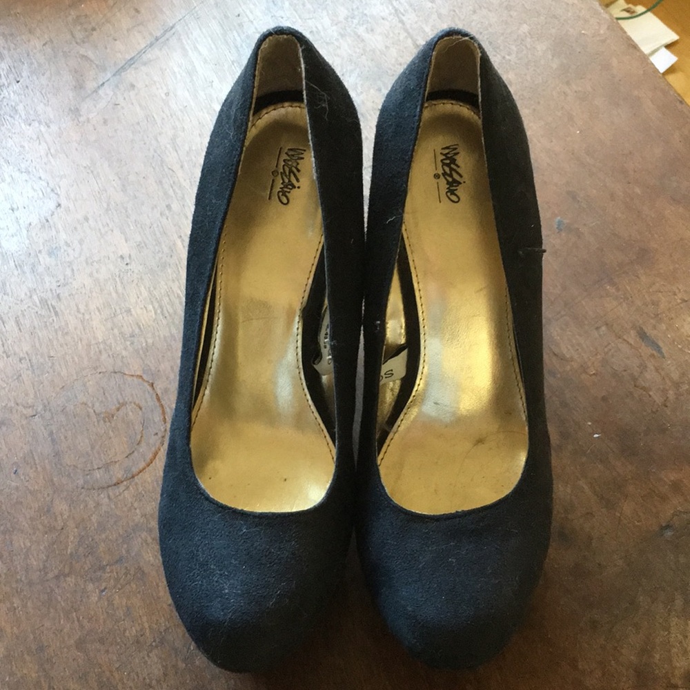 Black pumps