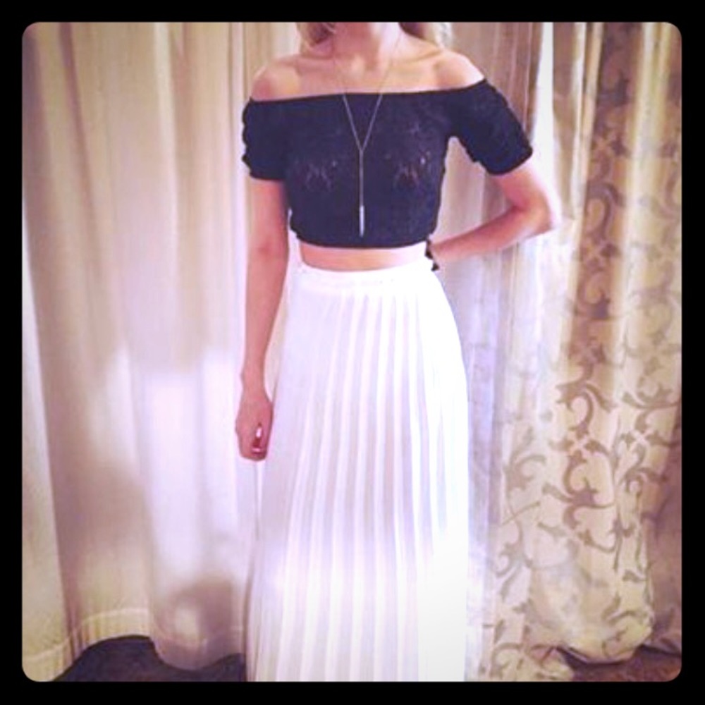 Charlie Jade long white pleated skirt. Size small