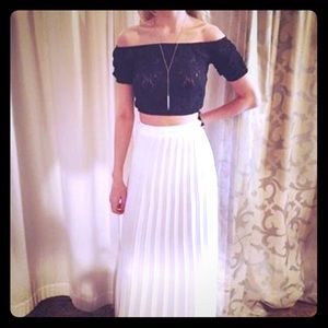 Charlie Jade long white pleated skirt. Size small