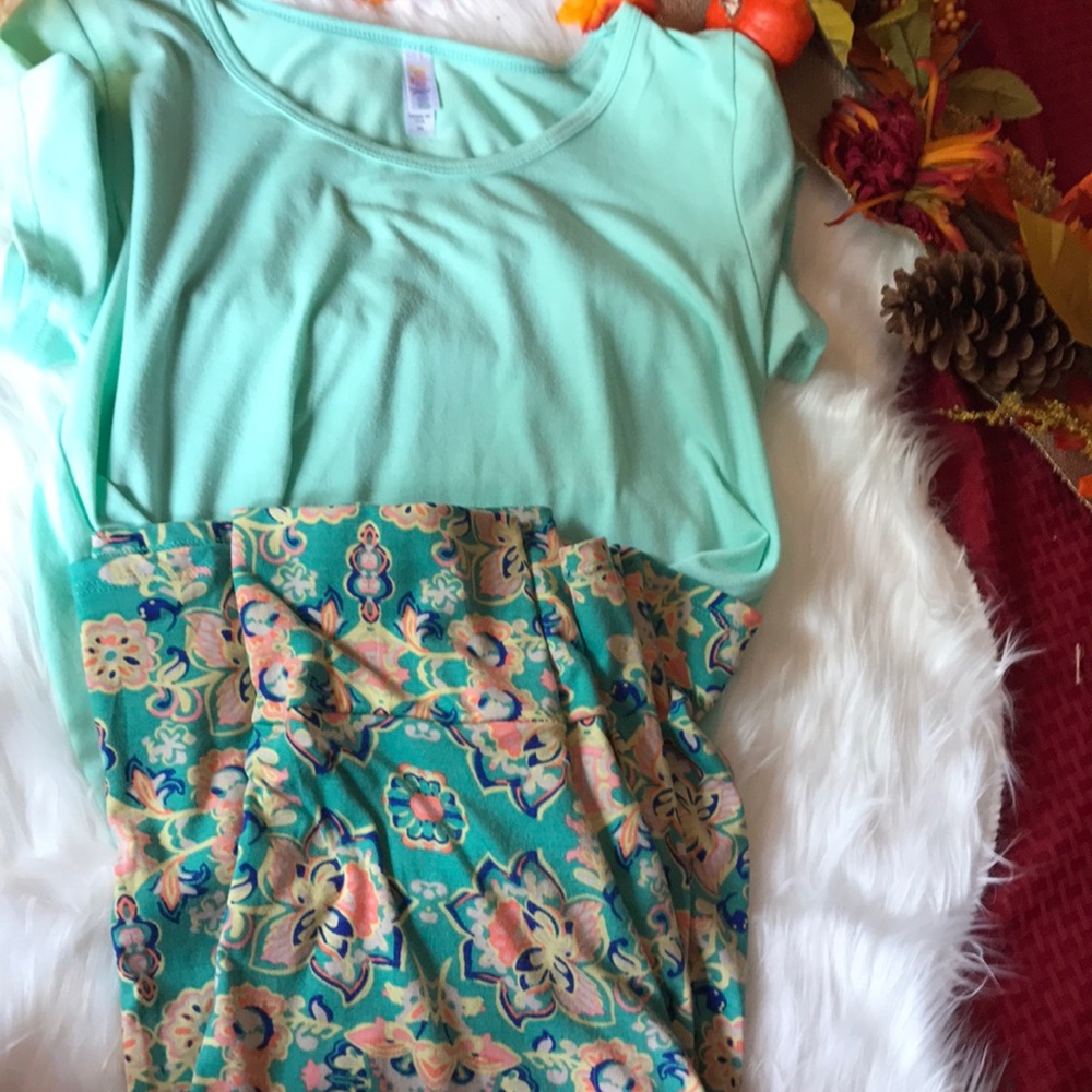 LULAROE OUTFIT! Classic T medium Azure skirt Small