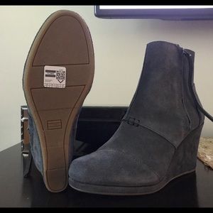 BRAND new - size 8 - desert TOM wedges