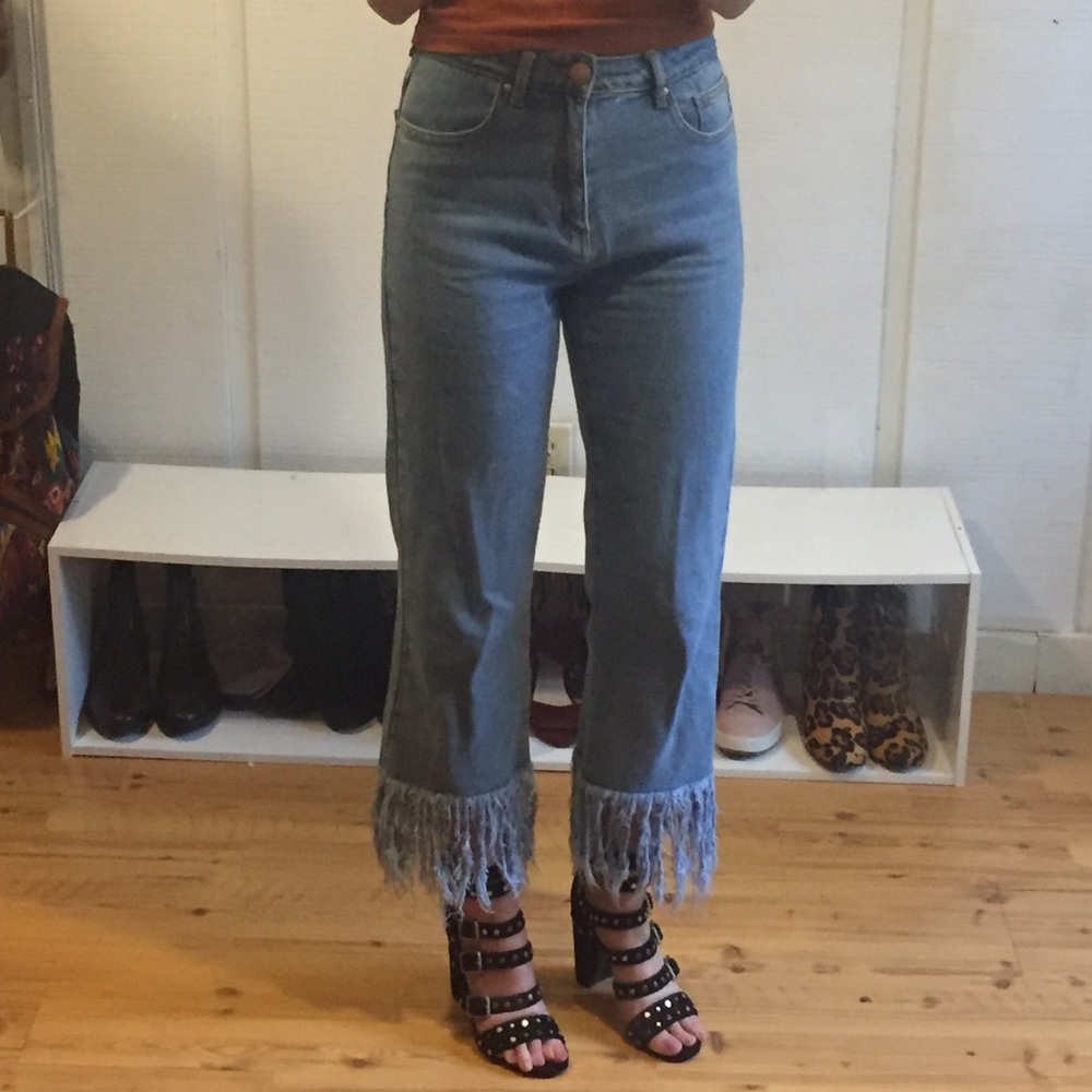 🌍High waisted jeans with shredded bottom hem 🌍