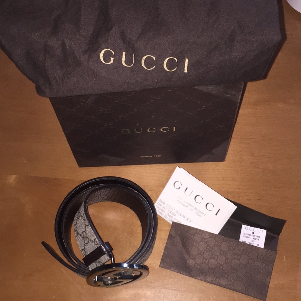 Gucci belt monogramed.
