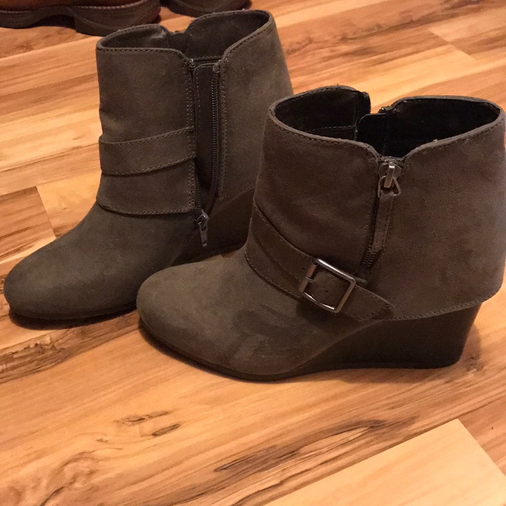 Wedged ankle boots
