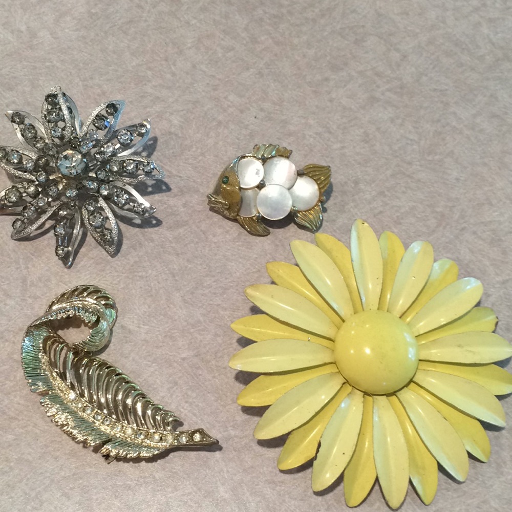Brooches lot