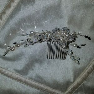 Wedding spray comb with crystals and pearls
