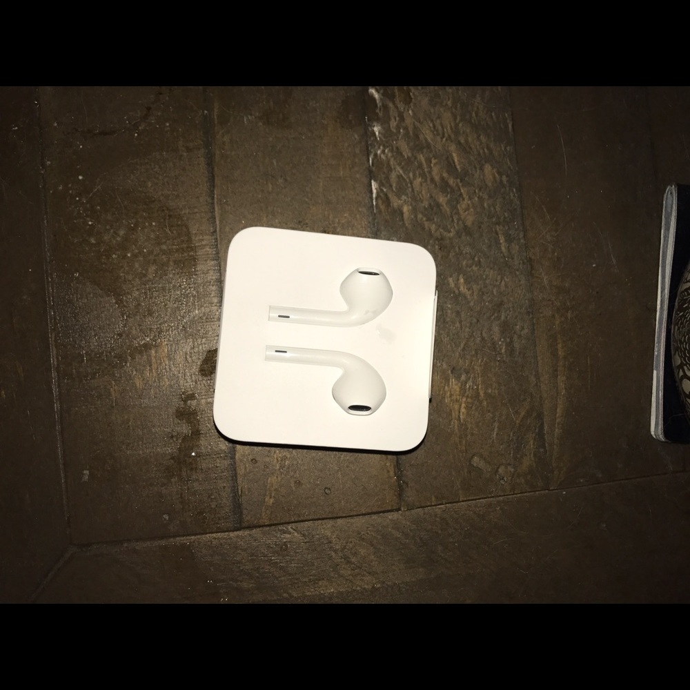 Apple EarPods.