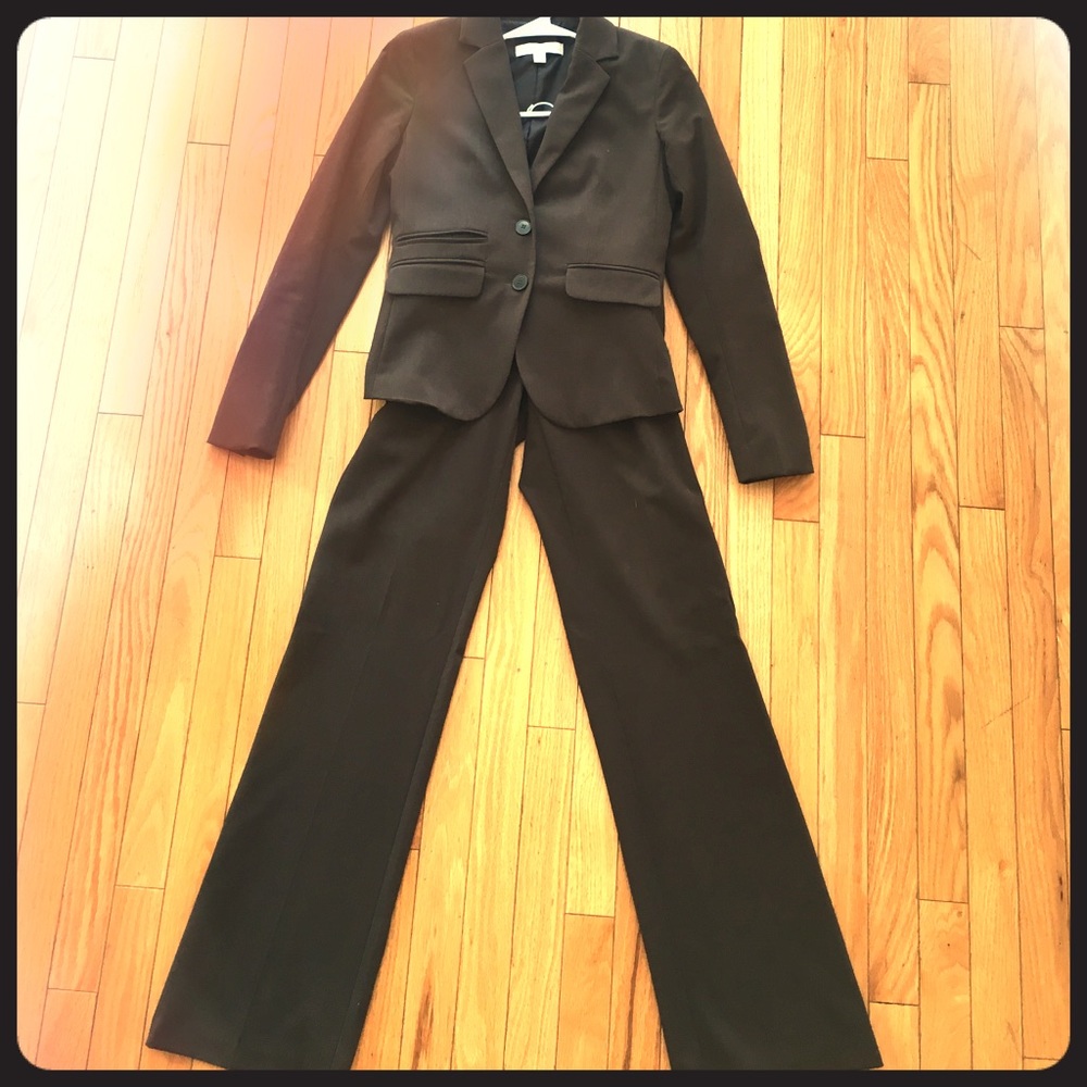 New York&Co. Size 0.  Brown pant suit set & blazer
