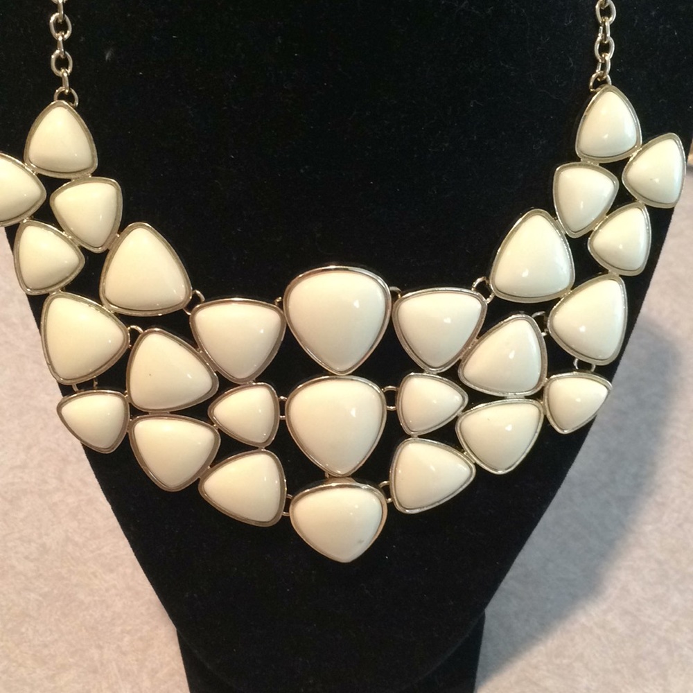 Cream fashion necklace
