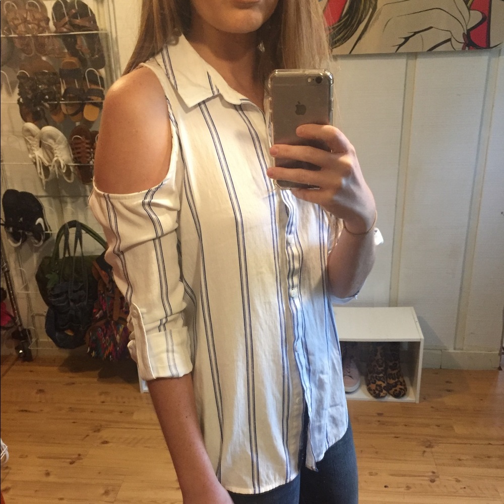 🐰Cold shoulder collared button up🐰