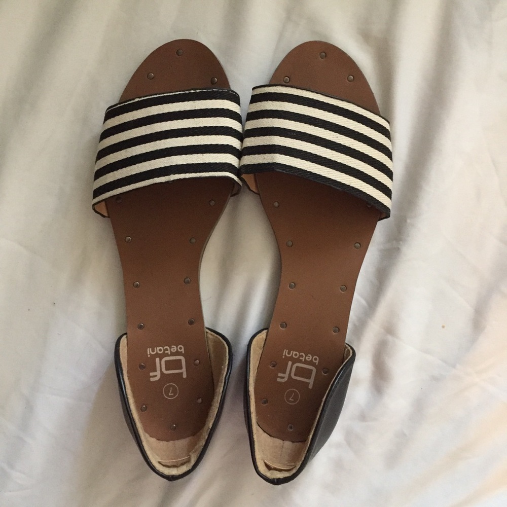 Black and white sandal flats