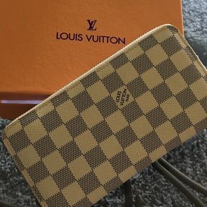 LV woman wallet