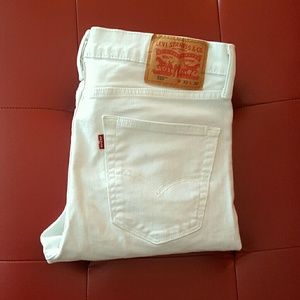 White Levi's jeans