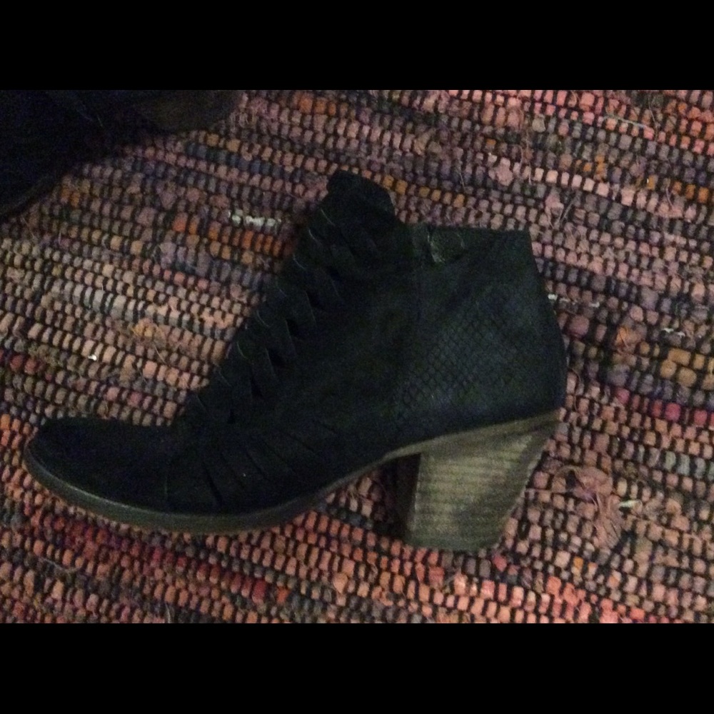 Free People Loveland black ankle suede booty!
