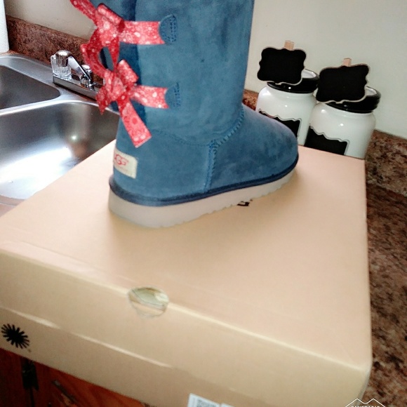 UGG BOOTS - Picture 2 of 3
