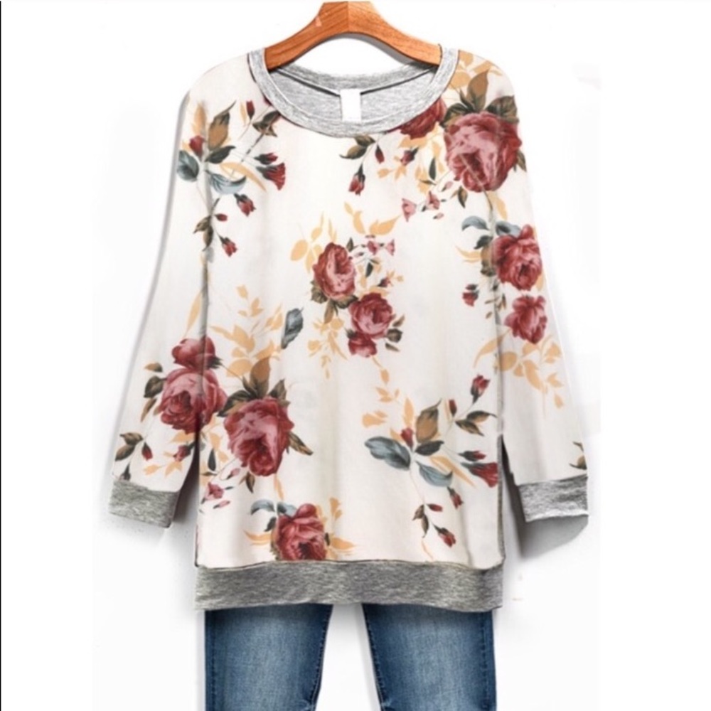 Comfy floral sweater 🌹