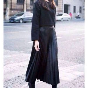 PLEATED BLACK MAXI SKIRT