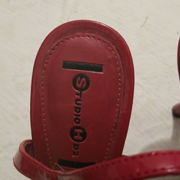 Red high heel - Picture 2 of 3