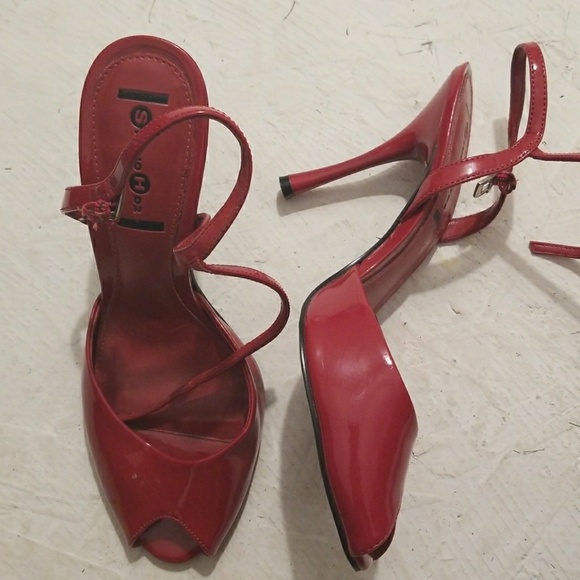 Red high heel - Picture 3 of 3
