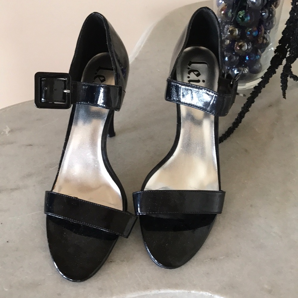 L.E.I. Black patent leather 4" heels..