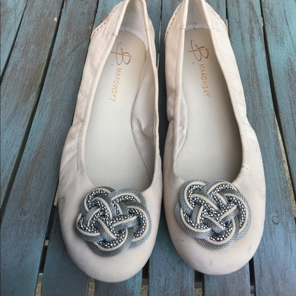 Women's B. Makowsky Beige Leather Flats Size 7.5M