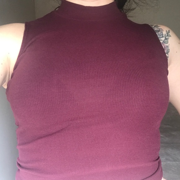 Brand new turtleneck sleeveless top - Picture 2 of 2