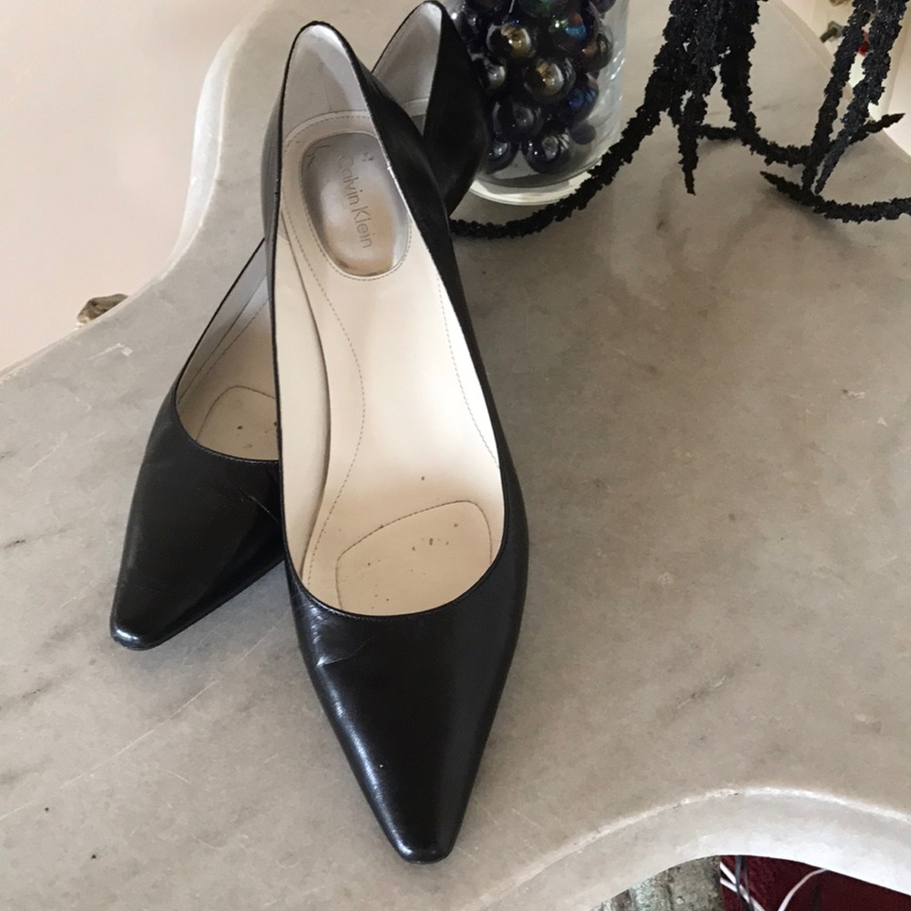 Calvin Klein black leather low pumps.