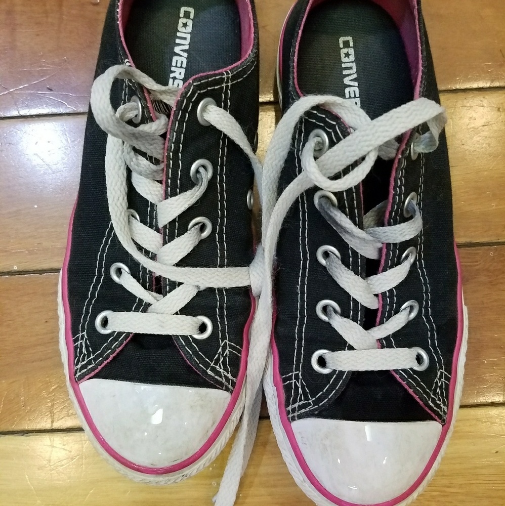Girls size 2 converse allstars sneakers