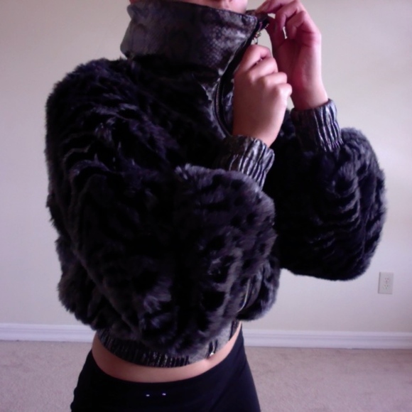 VINTAGE FAUX FUR CROPPED COAT LIKE NEW GORGEOUS - Picture 2 of 5