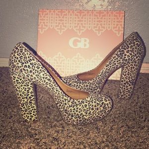 Gianni Bini cheetah print heels