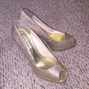 Steve Madden gold glitter peep toe pumps