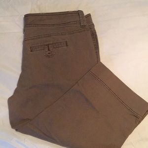 Maurice's brown stretch Capri pants