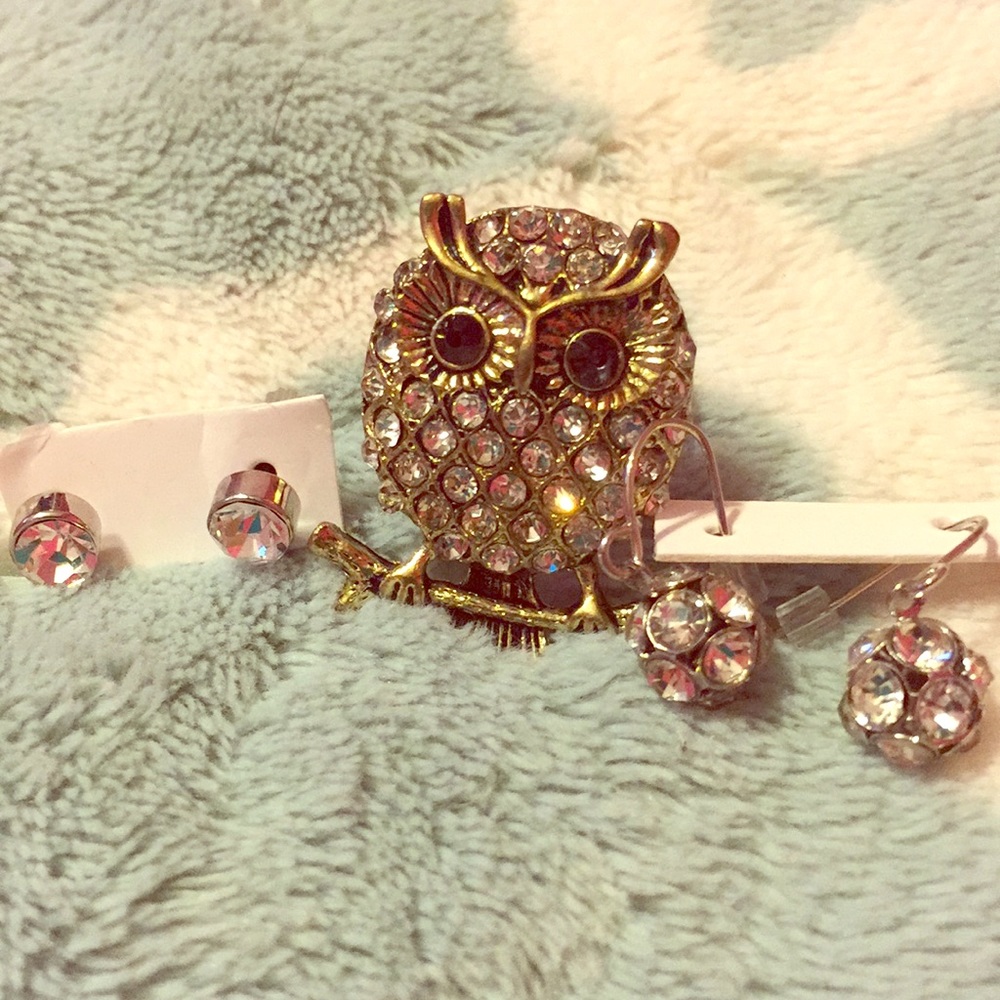 Bundle of a ring, and 2 pairs of earrings.