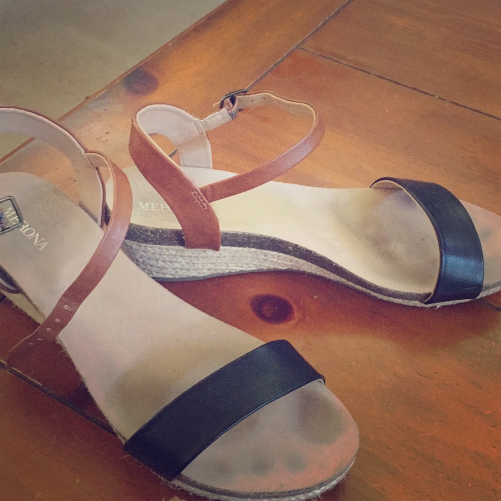 Low wedge sandals