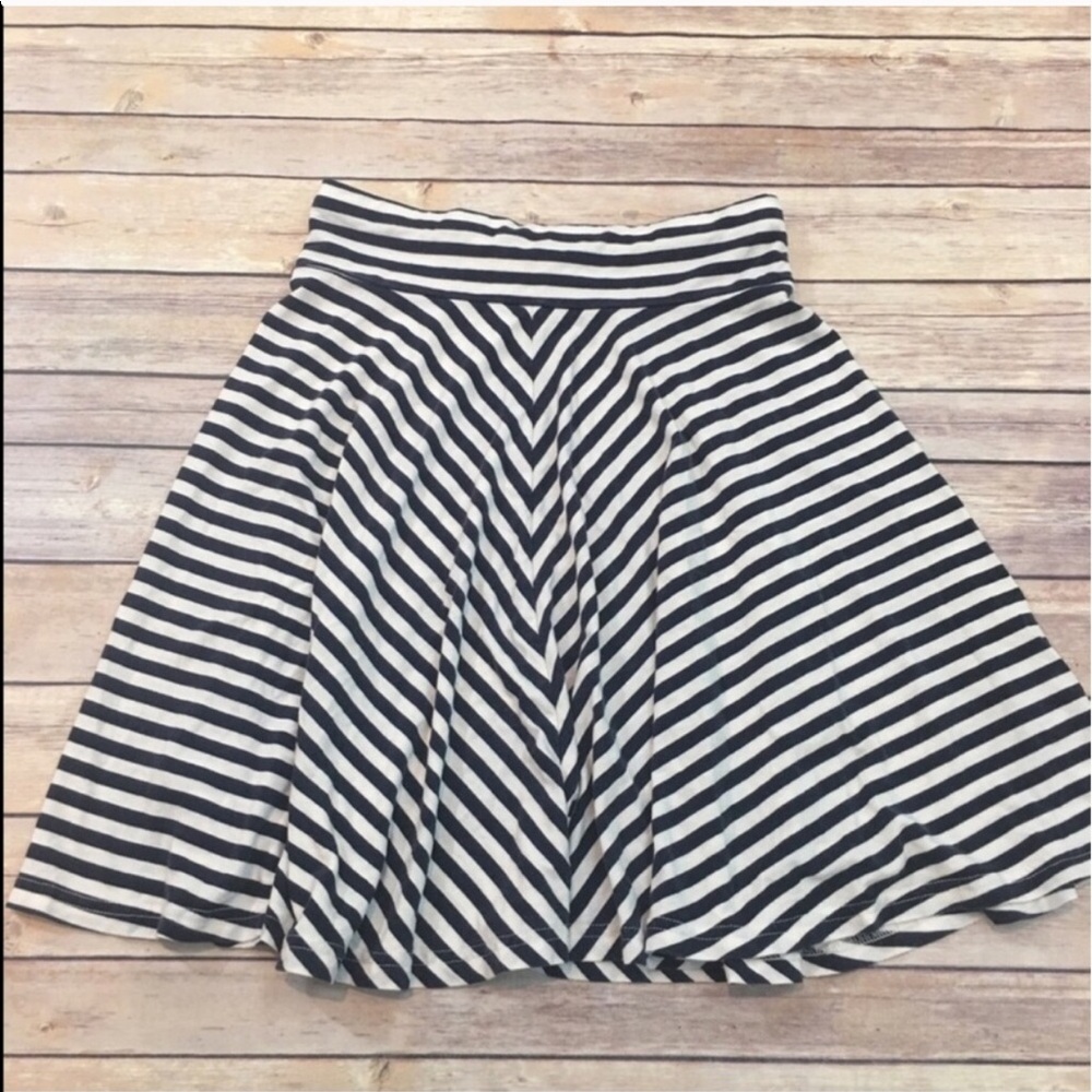 SOLD Small H&M Diagonal Knee Length Skater Skirt - Picture 4 of 4
