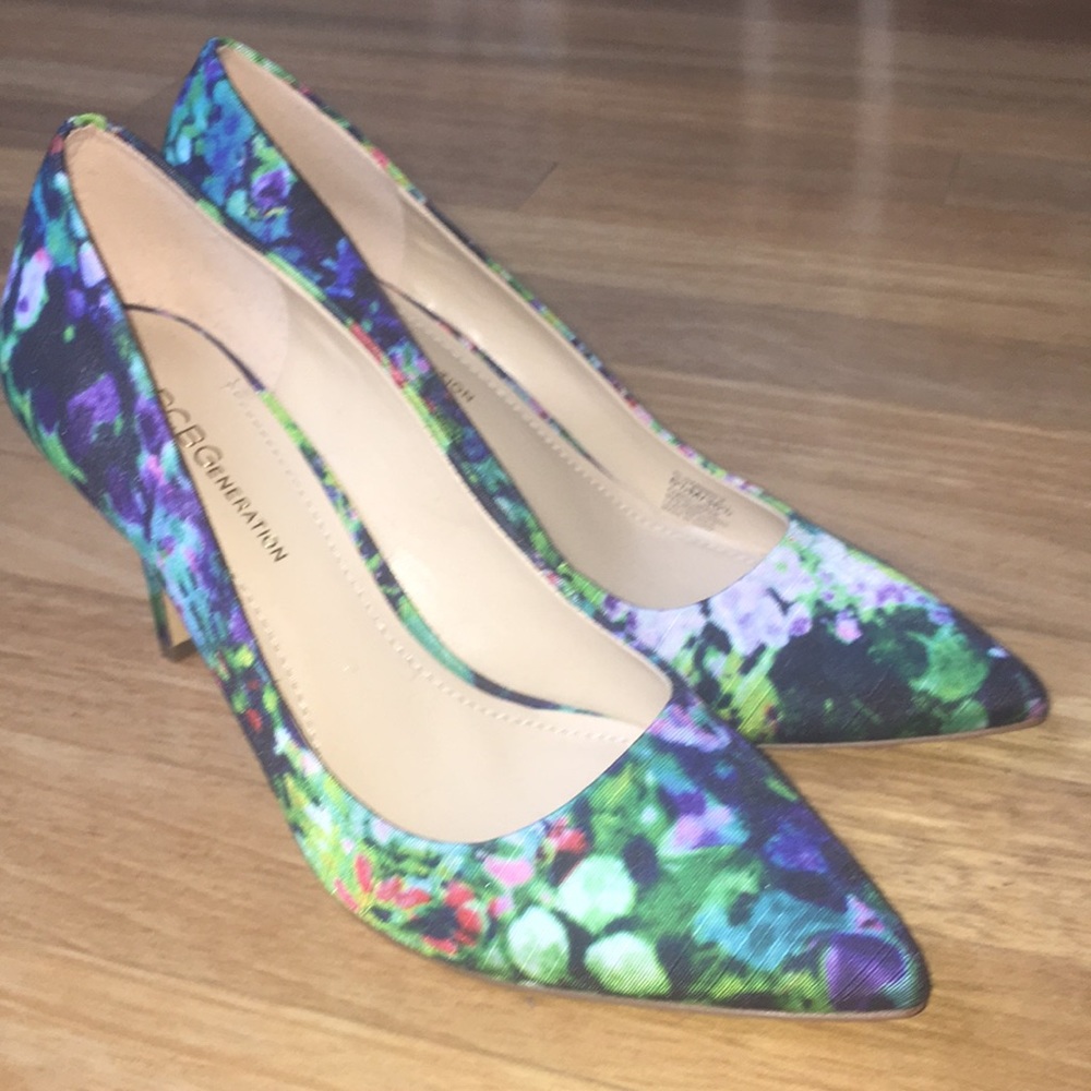 NWOT BCBGeneration floral print heels