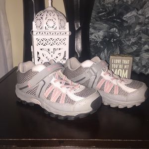 Columbia hiking shoe. Girls light grey and pink.