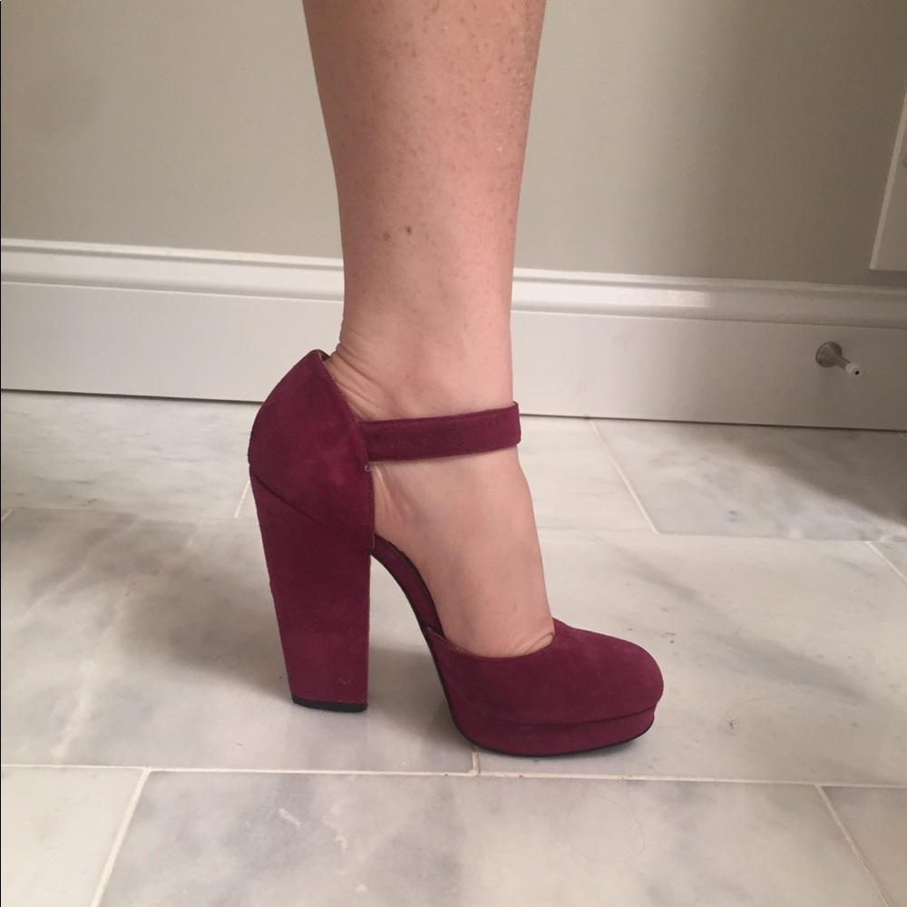 Nine West fuchsia / maroon platform suede pump