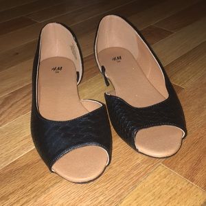 Black Peep-toe flat with alligator detail