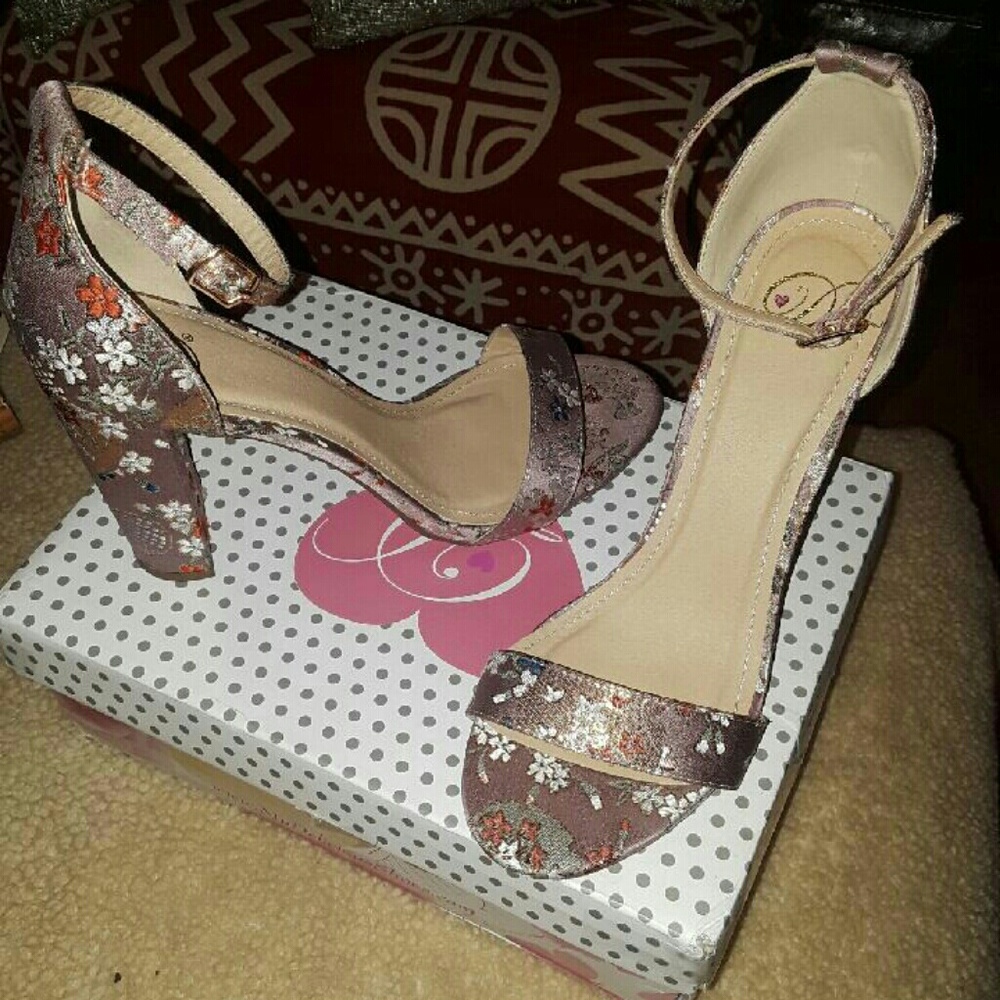 Satin detailed open toe pumps