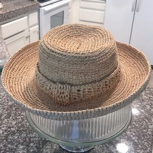 Adorable straw hat - round