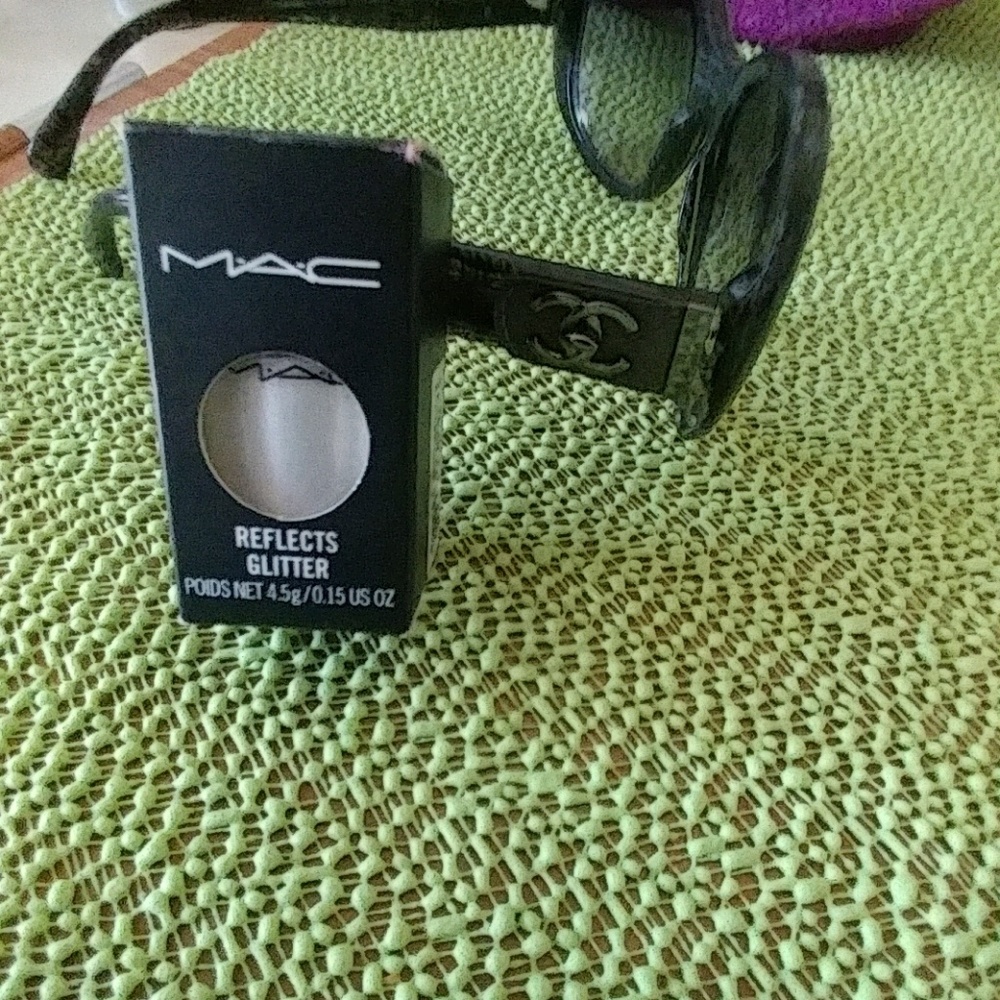 MAC reflects red reflects glitter,